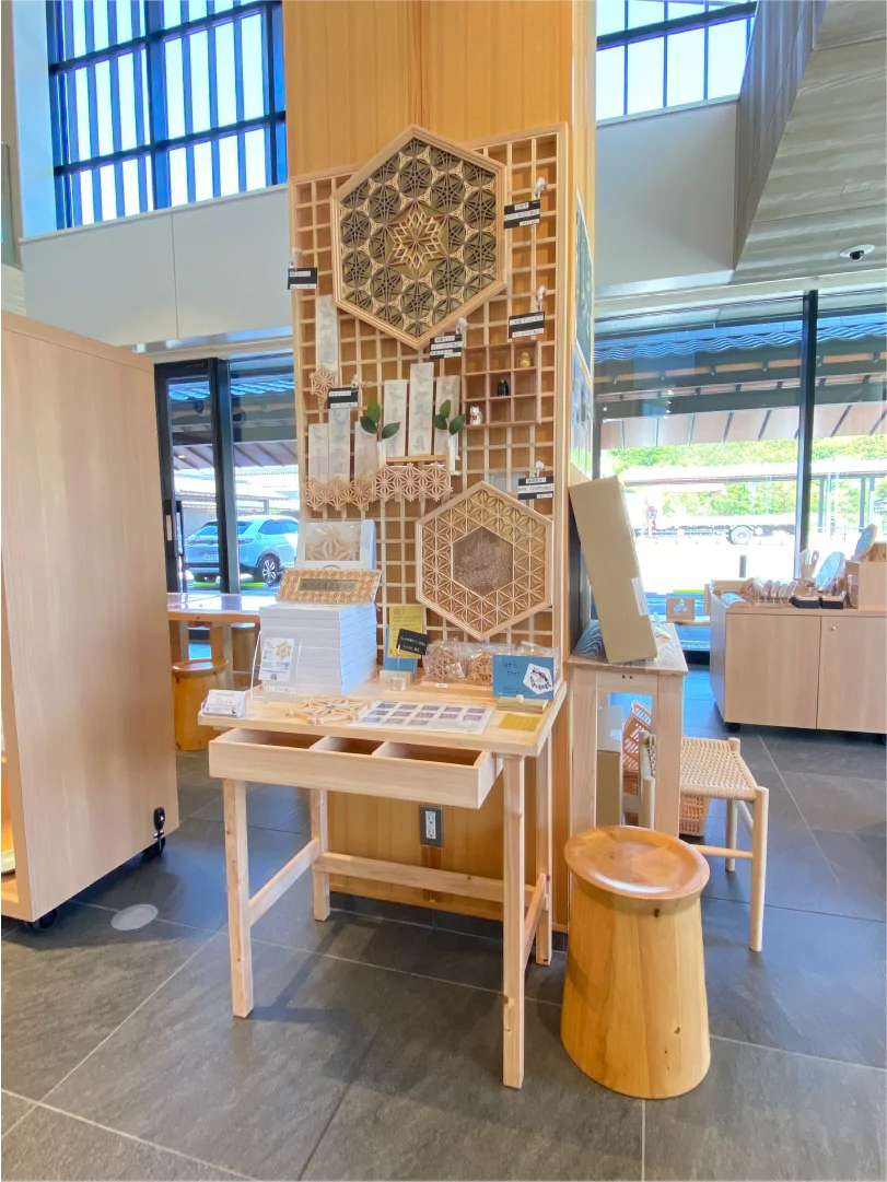 文化村工芸品館に展示している加茂建具製作所の組子製品