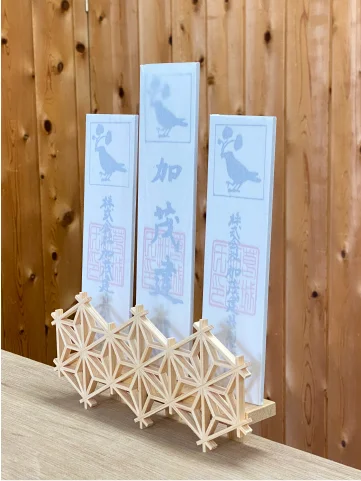お札立て② 斜めから見たところ（自立させた状態）