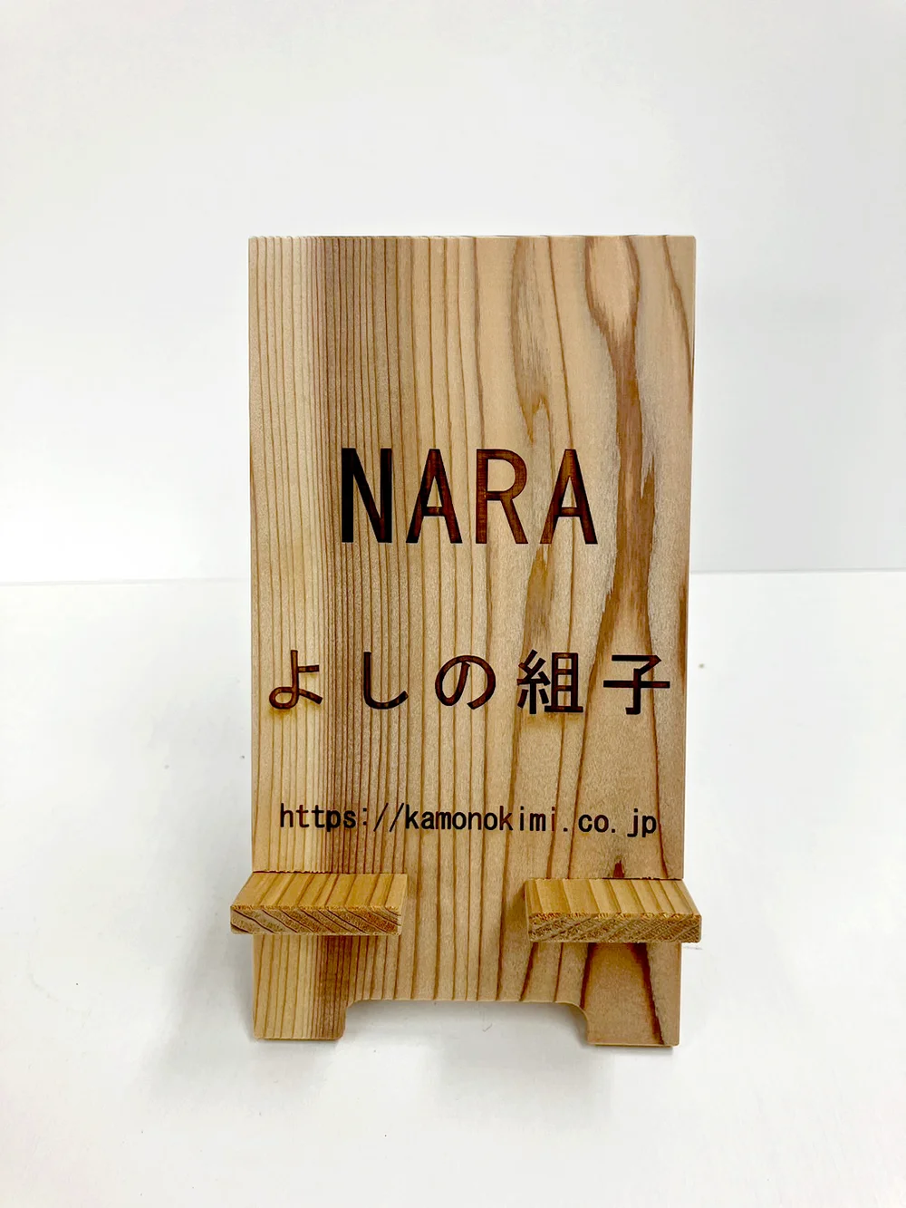 文字をレーザー加工したスマホスタンド（加工例）